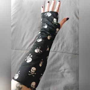 Y2K Goth Emo black & white skull fingerless gloves arm warmers
